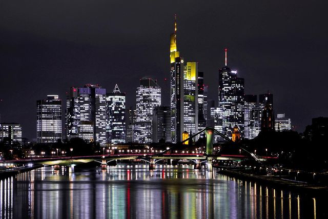 me_constantine в LOOKY. #germany,#deutschland,#frankfurt,#europe,#manhattan,#mainhattan,#skyline,#skyscraper,#reflection,#night,#lights,#travel,#money,#германия,#франкфурт,#европа. Франкфурт является к...