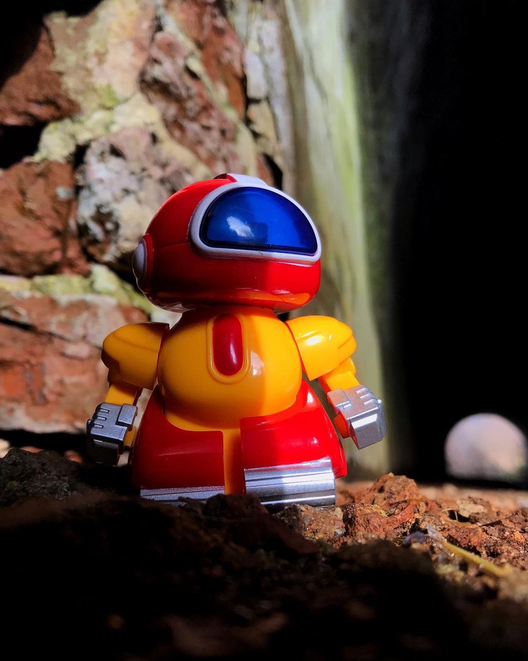 toys_pin in LOOKY. #20centuryfox,#robot,#robots,#irobot,#fantasy,#mobilephotography,#mobilephoto,#caseiphone,#iphonography,#shotoniphone,#hole,#willsmith,#twentiethcenturyfox,#toys,#toy,#mytoys,#игрушки,#дети,#детство,#children,#kid. Del Spooner: You are...