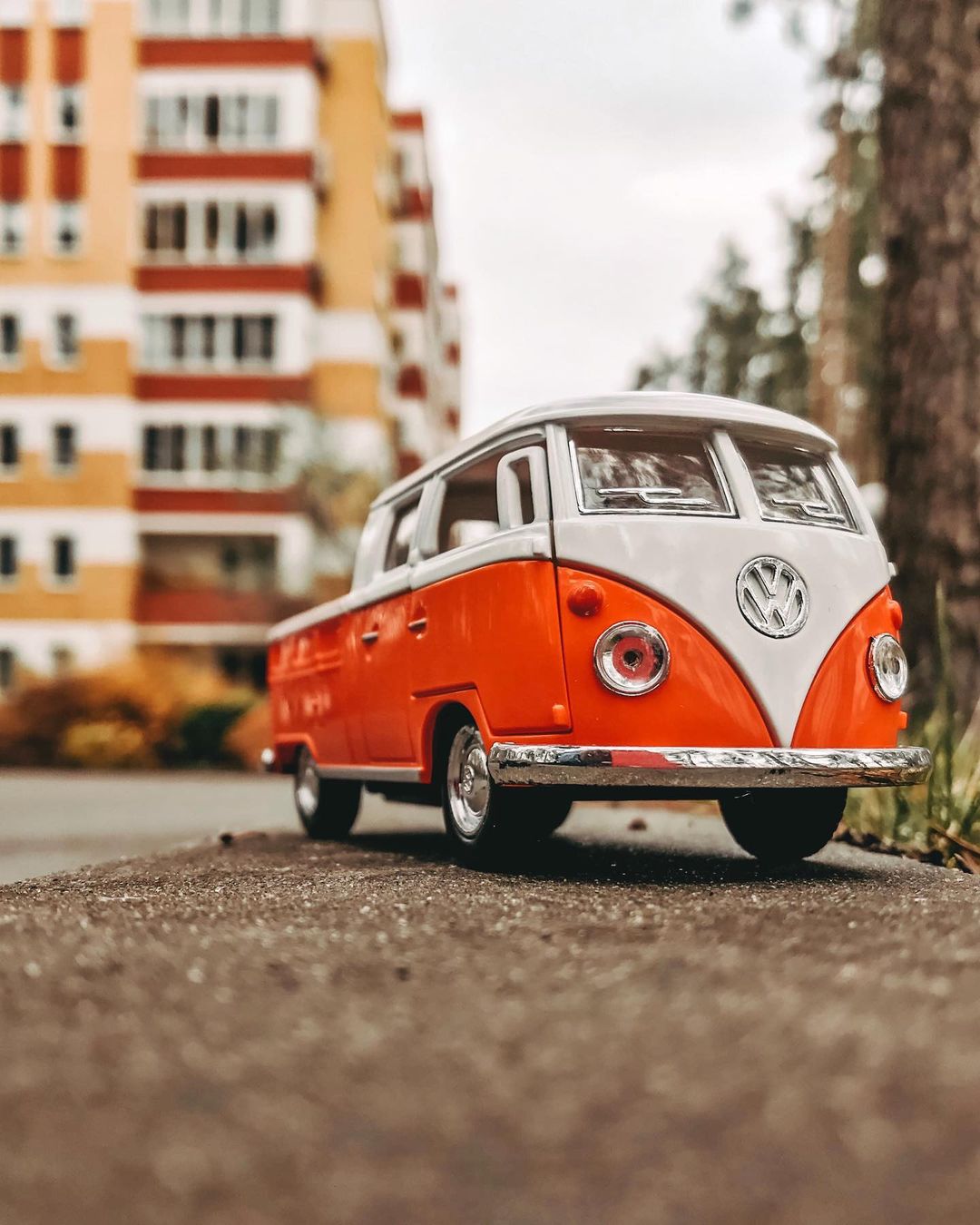 toys_pin in LOOKY. #путешествия,#путешествие,#travel,#travelphotography,#travelling,#vw,#vwbus,#orange,#nature,#shotoniphone,#iphonography,#mobilephotography,#mobilephoto,#serfing,#serf,#bus,#toy,#toys,#mytoys,#love,#lol,#children. A man travels the wo...