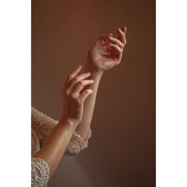 romashkin.anton в LOOKY. #2rav,#sonya7ii,#SonyAlphaPro,#tamronRussia,#colorframe,#portraitphotography,#emotion,#details,#dancing,#girl. Иногда руки говорят ...