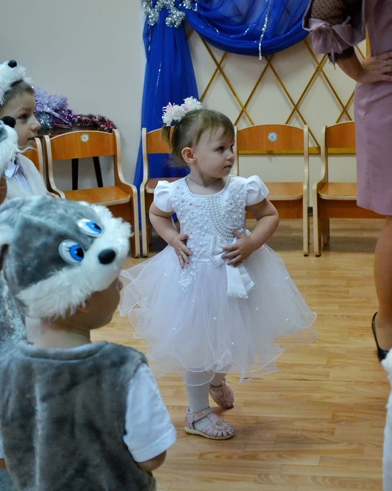 ks_zaharova_ in LOOKY. #доченька,#снежинка,#Агашка,#новыйгод2020,#детскийсадик. Наша первая ёлка в с...