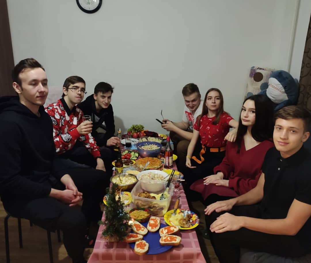piteersky в LOOKY — Это мы кушаем сидим за обеденным столом потому что были голо
