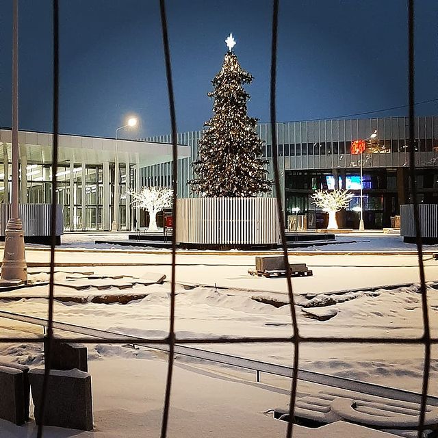 mari_shade в LOOKY. #ёлка🎄,#ёлка2020,#нижегородская,#мцкнижегородская,#мцк,#новогодниеёлки,#строительствометро. #ёлка🎄 за решеткой�...