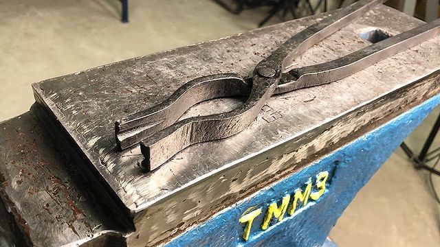 evgeniybudilov в LOOKY. #diy,#homemade,#howto,#evgeniybudilov,#своимируками,#самоделки,#кузнечныеклещи. 🔥🔨 Процесс ковки з...