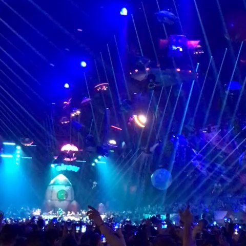 ma_che.velo_dico.a_fare в LOOKY. #elrow. 🎊😎🎉
#elrow