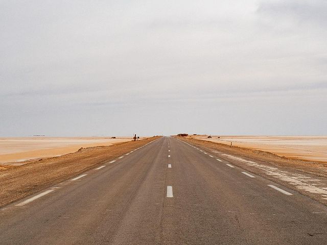 romashkin.anton в LOOKY. #2rav,#sky,#Leica,#olimpus,#colorframe,#streetphotography,#Tunisia,#road. Немного неба в дорог...