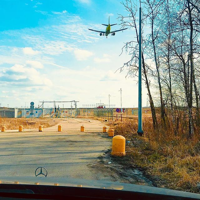 vk_moscow в LOOKY. #домодедовоаэропорт#домодедово#посадкасамолета#airbus320#mb#mercedes#mercedesbenz#moscow#самолет#машина. #домодедовоаэропорт#...