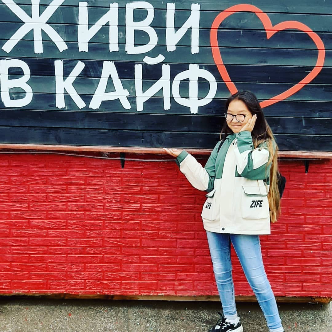 Год за годом пролетают,
Ты взрослеешь на глазах.

Как прекрасно, что когда-то
Появилась ты на свет.
Дом родильный и палата,
Бант и розовый конверт.

Ты сегодня ангелочек,
Озаряешь красотой,
Смысл жизни, счастье, дочка,
Я горжусь всегда тобой.

И желаю, несомненно,
Счастья целый океан.
Ты красива, несравненна,
Как березка, нежный стан.

Пусть сопутствует фортуна,
И мечты ведут вперед.
Чтоб души запели струны,
И сердечко пусть поет.

Солнышко пускай сияет,
Дарит свет и теплоту.
Ангел пусть оберегает.
Явью сделает мечту.

Мы поддержим, непременно,
Каждый твой серьезный шаг.
Ты бриллиант наш драгоценный!
Неземных и лучших благ!
#Сднемрождения #моя❤ @_kim_joi_ #13лет