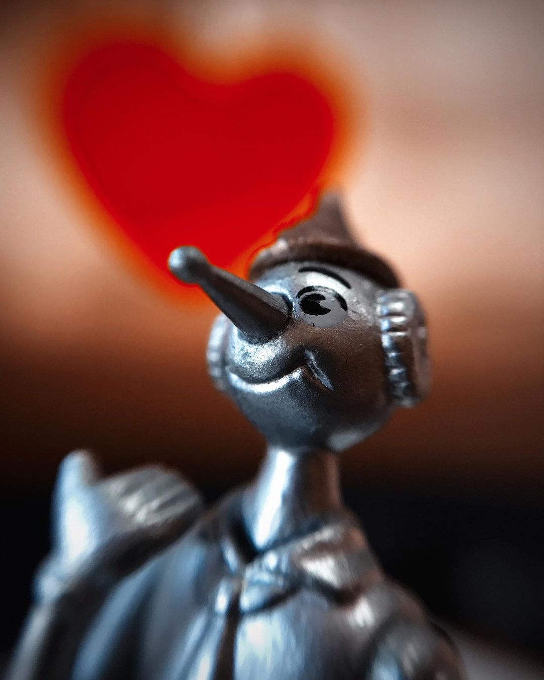 toys_pin in LOOKY. #landofoz,#thewonderfulwizardofoz,#woodman,#wood,#heart,#love,#library,#portrait,#portraitphotography,#iphonography,#shotoniphone,#metrogoldwynmayer,#mytoy,#miniature,#shotoniphone7. Tin Woodman. #landof...