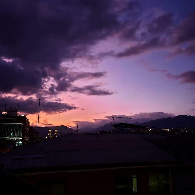 seickalab в LOOKY. #catsofinstagram,#atardecer,#atardeceres,#atardeceresmagicos,#atardecer🌅,#atardeceresporelmundo,#sunset,#sunsetphotography,#sunsetlovers,#sunsetlover,#purplesky,#purplesunset. Strife vigila la ciu...