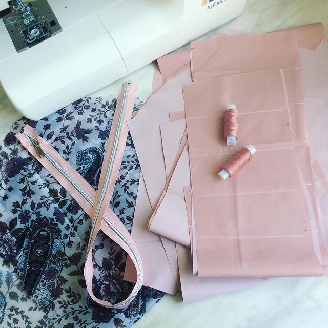k.luliia в LOOKY. #швейная_изоляция,#шьюсама,#шьюдома,#сидимдома,#мамашьет,#шьюдлядочки. Процесс создания пер...