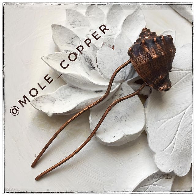 mole_copper в LOOKY. #ручнаяработа,#шпилькадляволос,#заколкадляволос,#медь,#гальваника,#патина,#чернаяпатина,#ракушка,#моллюск,#украшениедляволос,#украшенияручнойработы,#украшение,#изобилие,#счастьеесть,#ракушкичерногоморя,#черноеморе. ⠀Продана 🐚
⠀

Ежего...