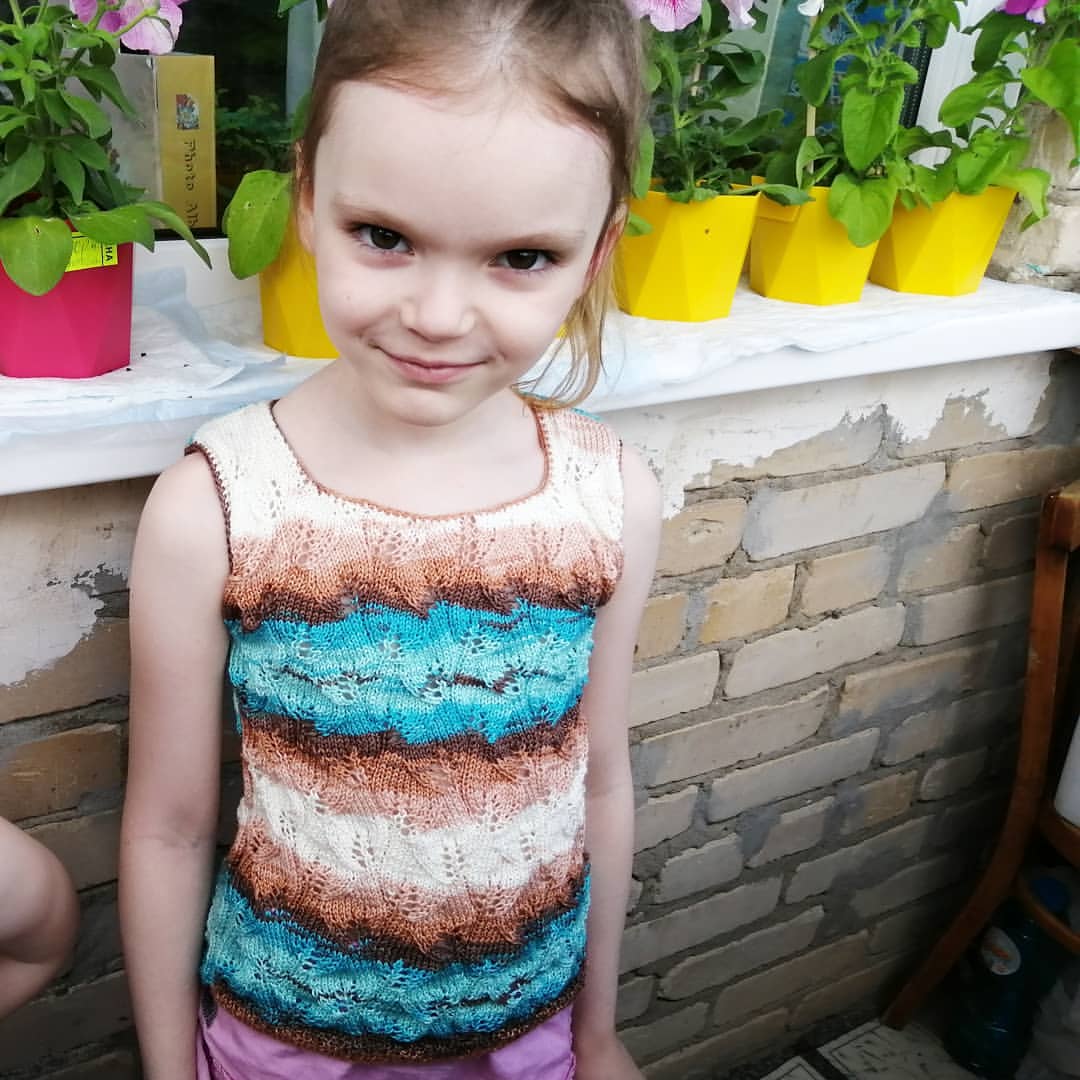 lara.knit27 в LOOKY. #alizebatik,#вязаныйтоп,#топдлядевочки,#вяжемдетям,#летнеевязание,#топыспицами,#ализебатик,#секционнаяпряжа,#вязаниетроицк,#моядочь,#красивыйузор,#вязаниедлядуши,#троицк_74,#узорлистья,#ручнаяработатроицк,#вязаныепетельки. Летний топ на моей м...