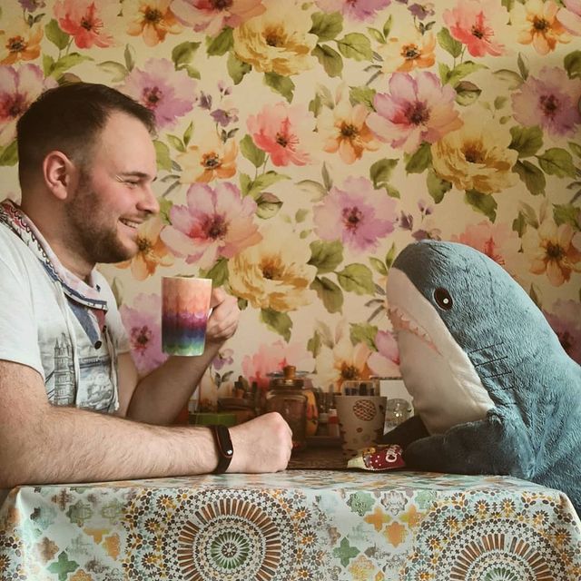venian51 в LOOKY. #blahaj,#shark,#ikea,#softtoy,#tea,#coffee,#teaparty,#smile,#flowers,#colors,#kitchen,#dating,#morning. Не желаете ли чашечк...