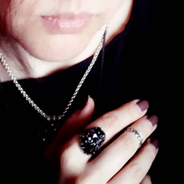shinobi_koe в LOOKY. #wiravens,#waylandssmithy,#silver,#jewellery,#authorjewelry,#авторскиеукрашения,#мояпрелесть,#чудесинка,#memyself,#memyselfandi,#blacksilver,#кольцо,#ring,#красотаврукаххранителя,#артефакты,#лесныекольца,#черненоесеребро. За окном гроза, дожд...
