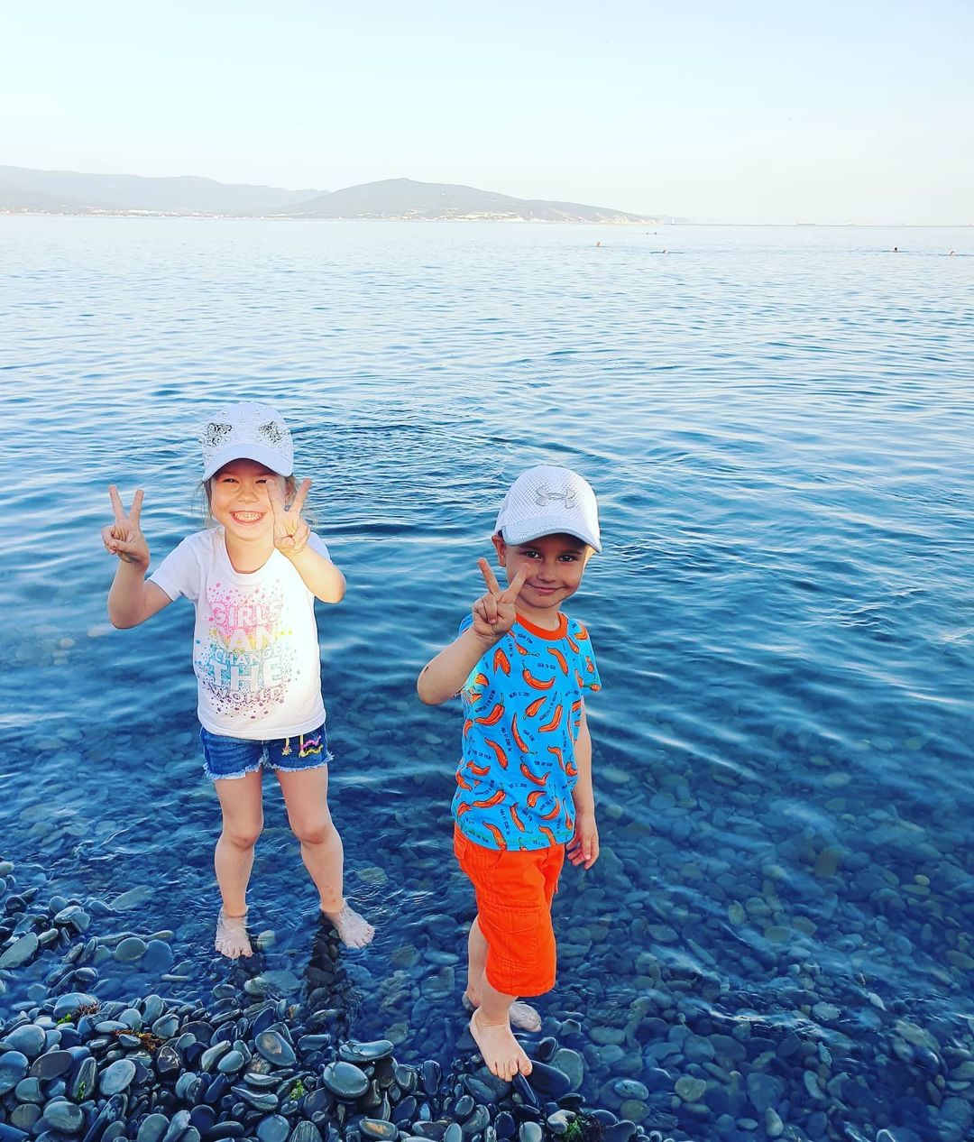yulich_ka_rud в LOOKY — Море. Солнце.  Пляж. 🐳
⠀
Честно вода холодная 🥶
⠀
Но, люде