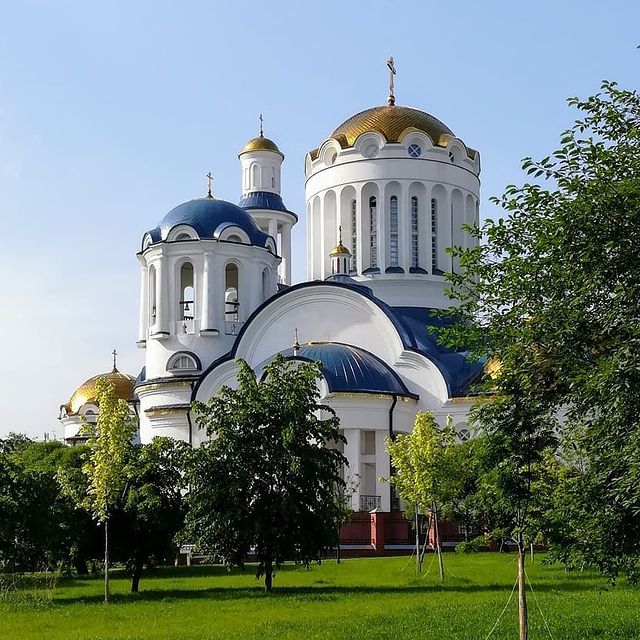 v_e_r_t_i_n_a в LOOKY. #летовмоскве,#православнаямосква,#бибирево,#прогулкипомоскве,#храмымосквы,#церквимосквы,#лето2020,#красотарядом. Церковь Собора Моско...