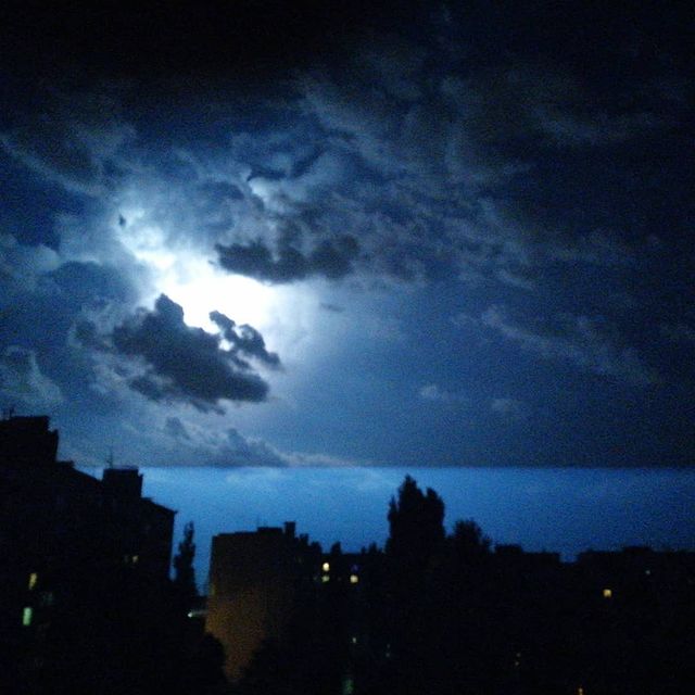 beresneva_margarita в LOOKY. #гроза,#молнии,#небо,#ночноенебо,#зарница,#фотодляроссии,#природароссии,#врн,#vrn. #гроза #молнии  #неб...