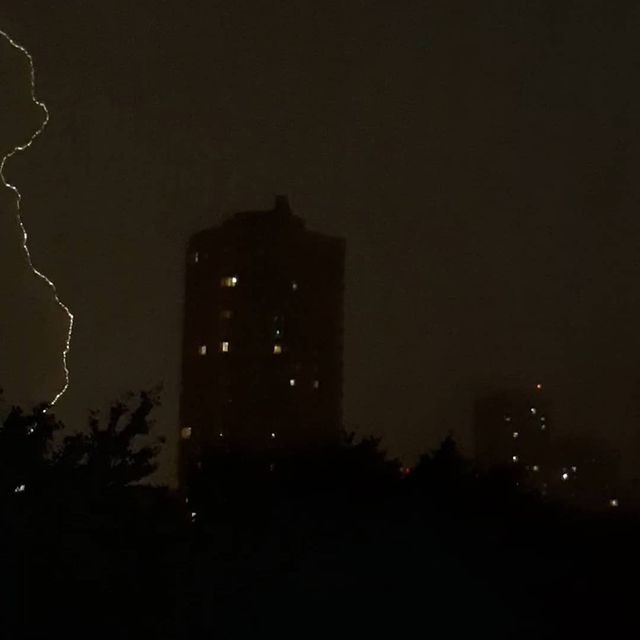 shinobi_koe в LOOKY. #лето,#июль,#природа,#дождь☔️,#летнийдождь,#гроза,#epicthunderstorm,#москва,#каплинастекле,#видизокна,#summer,#rain,#july,#summerrain,#itsraining,#moscow,#nature,#raindrops,#слушайдождь,#raindropsonthewindow,#instadaily,#russia,#thunderstorm. Эпический ливень, об...