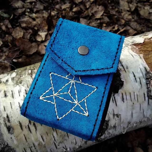 ksenia.k_nova в LOOKY. #таро,#чехолтаро,#handmade,#tarotaccessories,#магическиеаксессуары,#колодатаро,#чехолизкожи,#ручнаяработа,#таролог,#хобби,#хоббидлядуши. Продан!! Ещё один че...