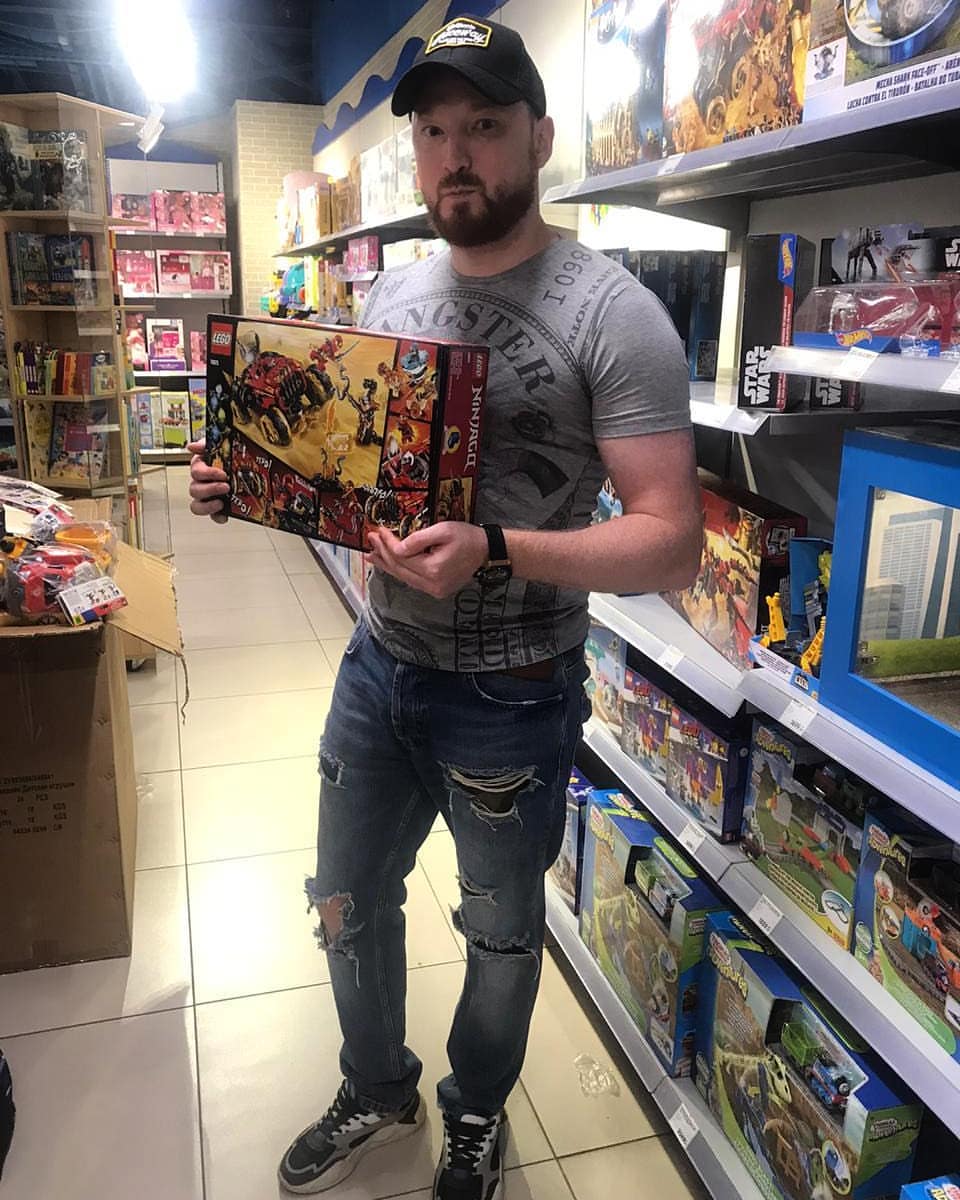 На коробочке LEGO написано 6+... Денису Сергеевичу уже можно, все время, когда проходим мимо игрушек, пытаюсь урвать это золото. Сегодня Маша поняла, что мальчику уже можно поиграть, обещала купить💓💓💓💓
А какие у вас детские мечты?😅😅😅

#fam #family #familytime #familyfirst #familyday #familylove #familyfun #familyguy #familyovereverything #familydinner #familytrip #familyvacation #familyreunion #familybonding #family1st #familyphoto #familyiseverything #familynight #familyforever #familyisforever #семья #любимые #семейноедело