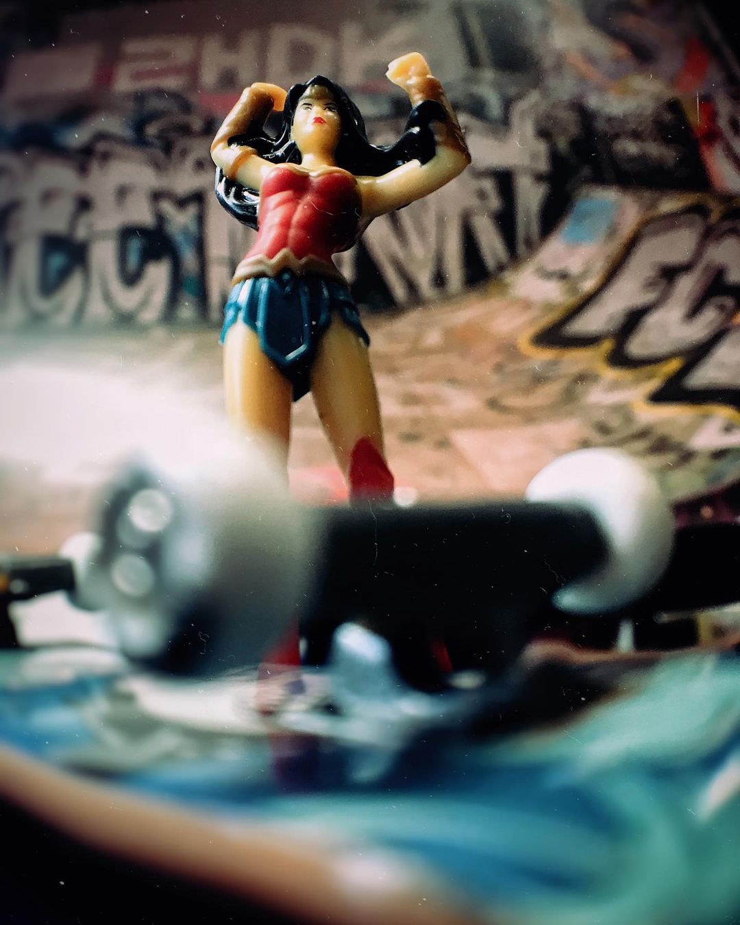 toys_pin in LOOKY. #skateboard,#skatboarding,#girls,#wonderwoman,#sport,#graffiti,#игрушки,#скейтбординг,#скейтборд,#дети,#детство,#dinosaur,#dinosaurs,#child,#children,#family,#science,#shotoniphone,#iphonography,#iphone7,#mobilephotography,#love,#lol,#hipster,#woodworking,#wood,#nature,#travel. Wonder skateboarding...