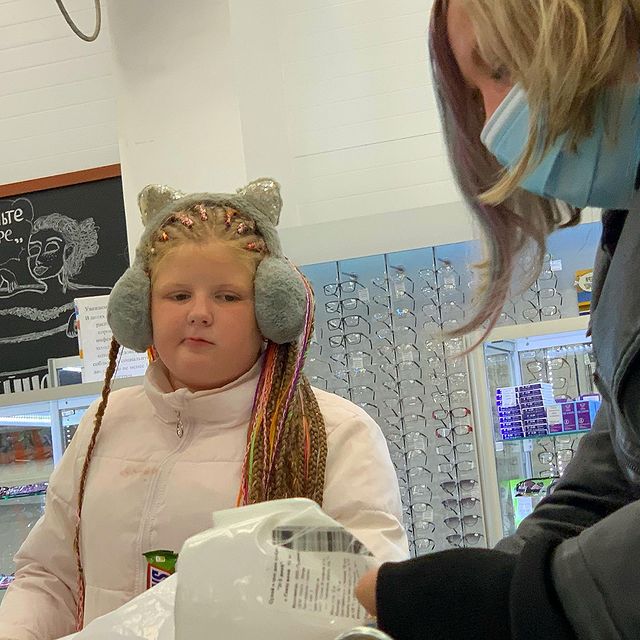 foolly.bot в LOOKY. #Мурманск,#лента,#Россия,#Murmansk,#Russia,#lenta,#люди,#people,#девочка,#girl,#girls,#пухлая,#пухлик,#plump,#dreads,#dreadlocks,#дреды,#наушники,#earphones,#меховыенаушники,#наушникисмехом,#мех,#fur,#phones,#зимняяодежда,#одежда,#wear,#winterwear,#catears,#кошачьиушки. In the hypermarket �...