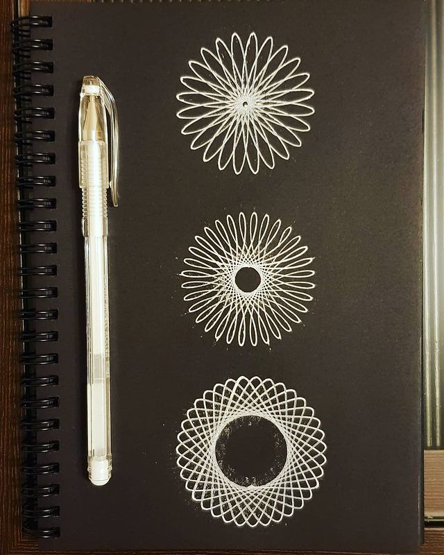 marykot27 в LOOKY. #spirograph,#spirography,#blacksketchbook,#blackpaper,#whitegelpen. #spirograph #spirogr...