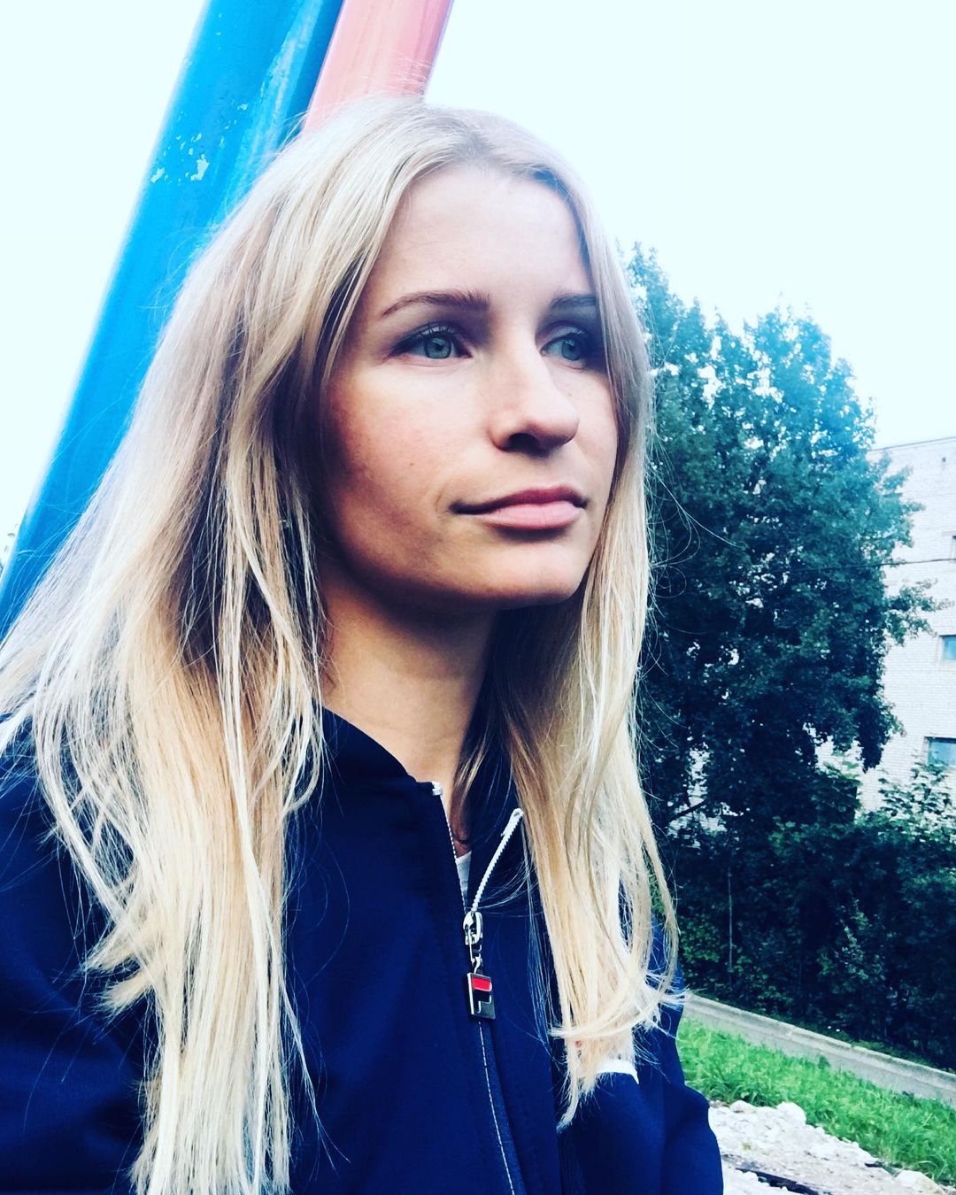 ol_ya_m в LOOKY — Ты не видишь меня, а я здесь,
Пред тобой одиноко стою.
Я ре