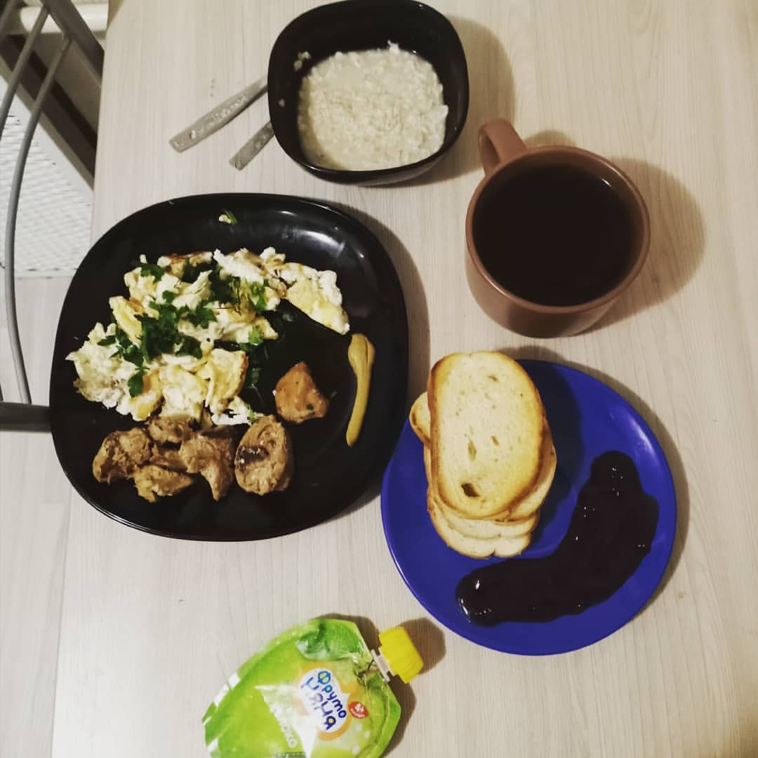 Завтрак для Дениски😋😋😋:
-Овсяночка
-7 яичек
-Курочка
-Обжрареный хлебушек с джемом
-Чашечка кофе
-Фруто няня😋😋😋