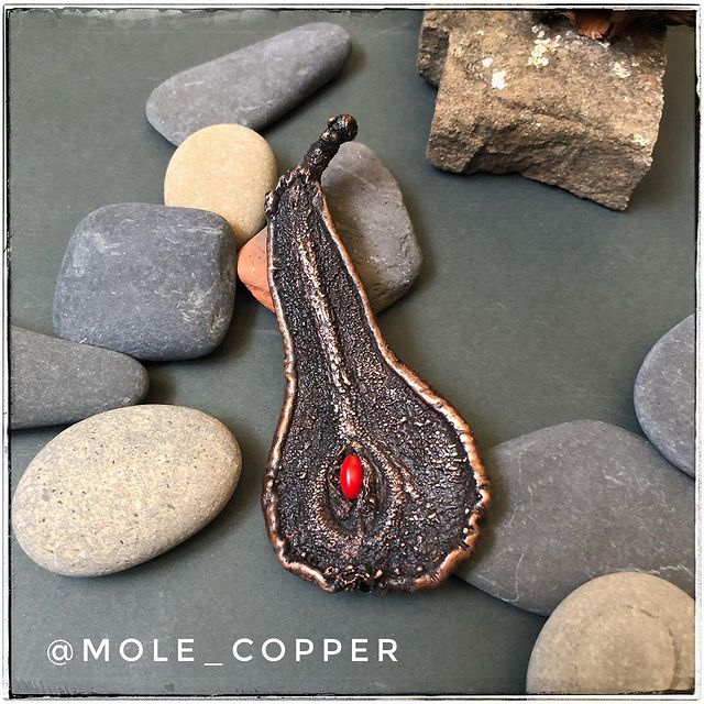 mole_copper в LOOKY. . ⠀
Брошь 🍐груша
Срез...