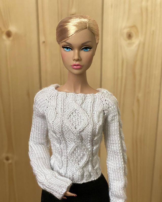 hich_nik в LOOKY. #poppyparker,#вязаниеспицами,#вязаниенаспицах,#вязаниедлякукол,#вязаныйсвитер,#свитер,#свитерспицами,#свитерскосами,#knit,#knitting,#knitwear,#knitstagram,#knitsweater,#knitfordolls,#fashionroyalty,#integritytoys,#handmade,#handknitting,#handcrafted,#хендмейд. Новенькое))
Свитер д...