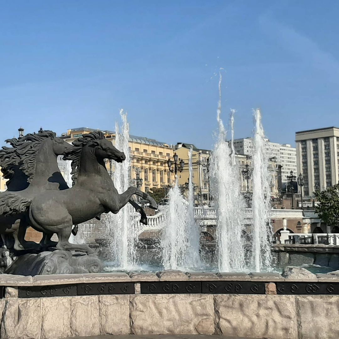 Петькин дом, мост, река, кофе, офис Яндекса и путь на бывшую работу в Кремле 😜Выбрался таки на прогулку перед работой...