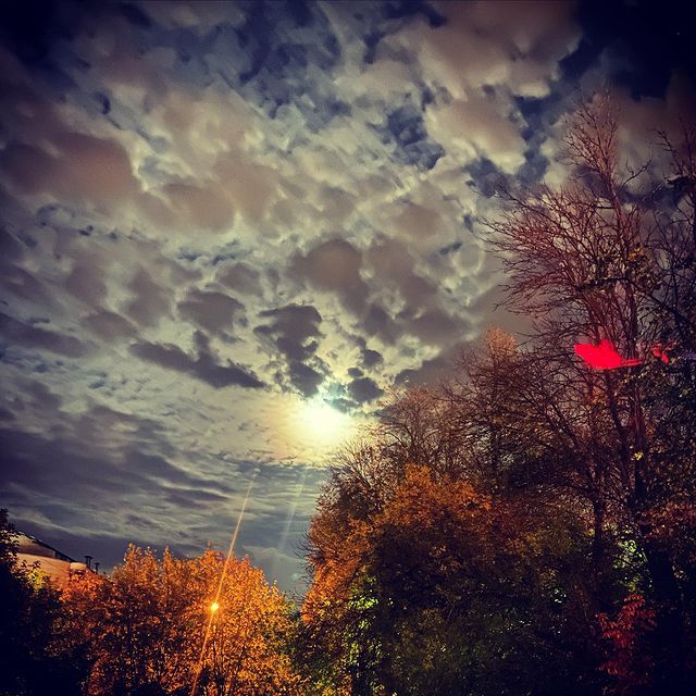 n0vex в LOOKY. #перекоп,#осень,#ярославль,#луна,#небо,#облака,#russia,#yaroslavl,#moscow,#petin,#medved,#balalaika. #перекоп #осень #яро...