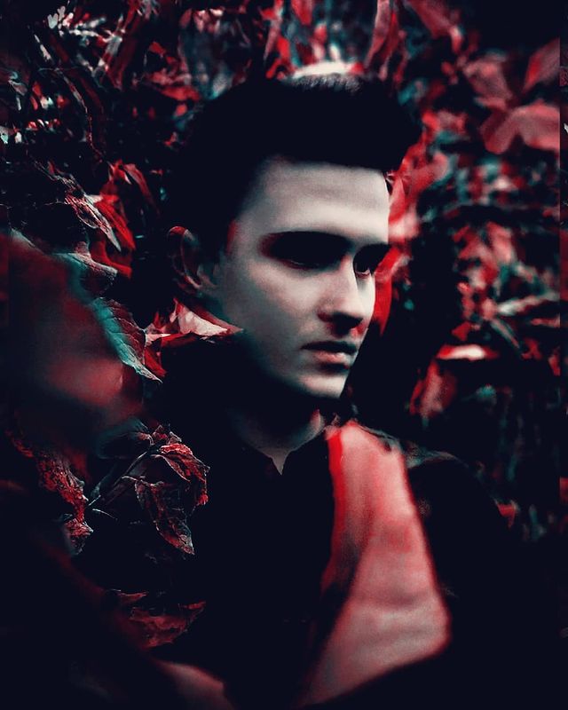 oleg_lll_ in LOOKY. #photo,#photographer,#portrait,#photoportrait,#gothic,#red,#blood,#art,#artist. Что то да вышло)) #p...