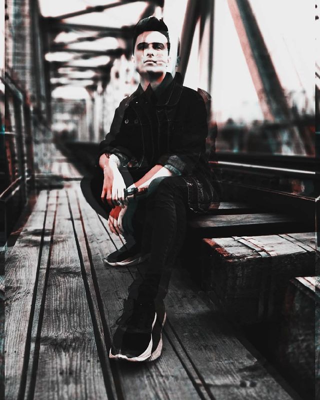 oleg_lll_ in LOOKY. #photo,#photographer,#portrait,#photoportrait,#effect,#black,#gothic,#art,#artist,#glitch. Немного глитчя и все...