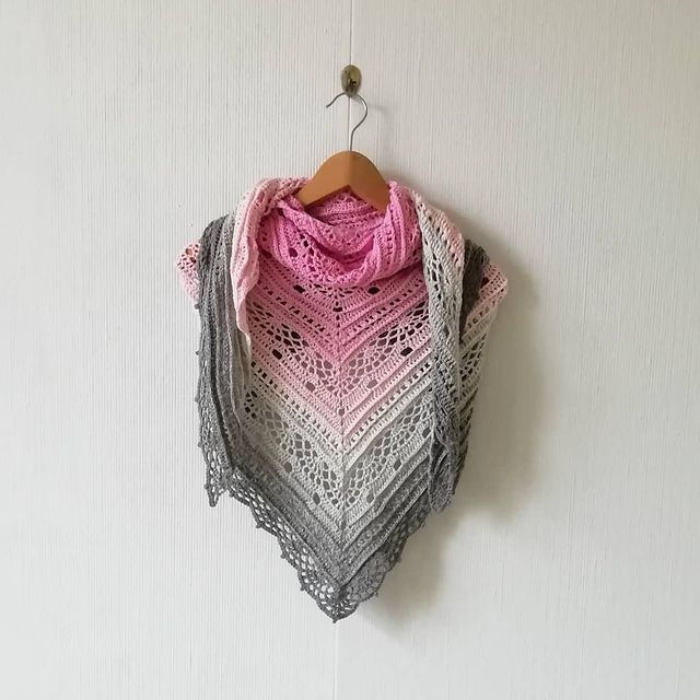 simundrik в LOOKY. #sislovehcshawl,#yarnartflowers. Наконец то довязала ...