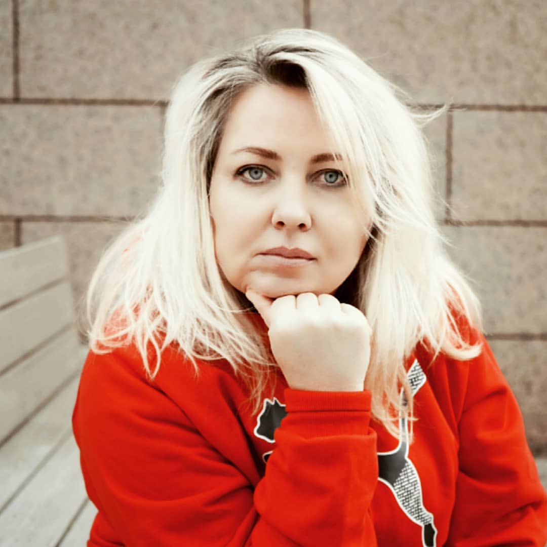 usacheva.tv в LOOKY — Новая,чуть повзрослевшая Я. 
С непрокрашеными корнями, 
морщ