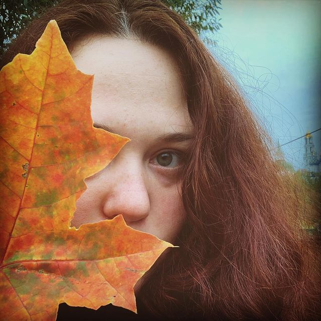 azarika4e в LOOKY. #autumn,#leaves,#trip,#weekend,#gingergirl,#greeneyes,#iamthewitch,#yellow,#blue,#sky,#clouds,#feelingblue. Жёлтый лист осенний....
