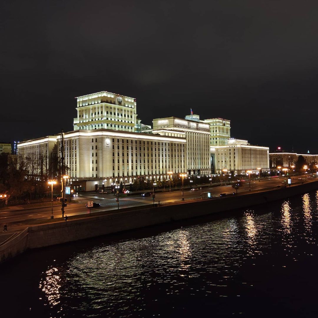 Министерство обороны вечером.