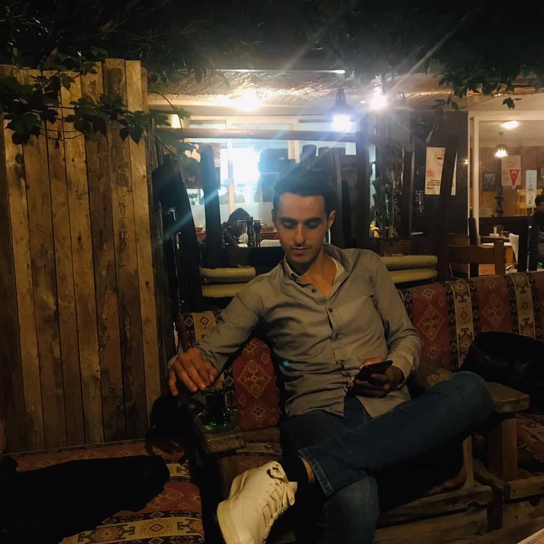 Ölüyüm Ama Mezarda Değilim 
Diriyim Ama Hayatta Değilim