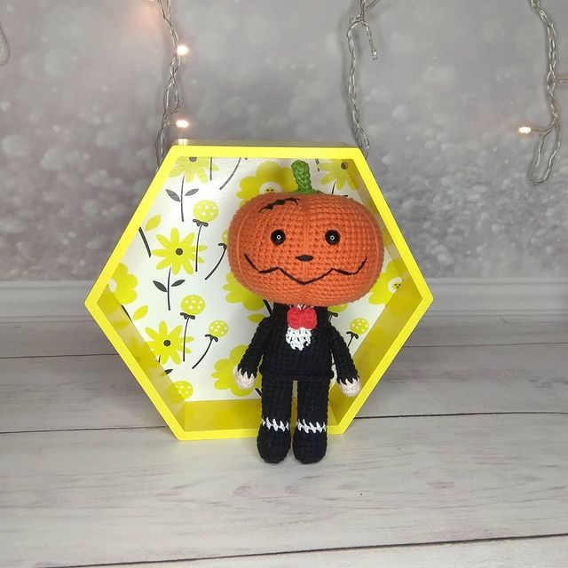 handmade_by_bespalovanadezhda в LOOKY. #СанктПетербург,#Питер,#Ленинградскаяобласть,#Мга,#45км,#дача45км,#тыквеннаяголова,#тыквенныйчеловек,#тыква,#хэллоуин,#halloween,#вяжутнетолькобабушки,#вязаниекрючком,#вязание,#вязанаяигрушка,#рукоделие,#ручнаяработа,#амигуруми,#amigurumi,#handmade,#crochet,#crochettoys,#yarnart,#yarnartjeans,#октябрь,#2020. Тыквенная голова @am...