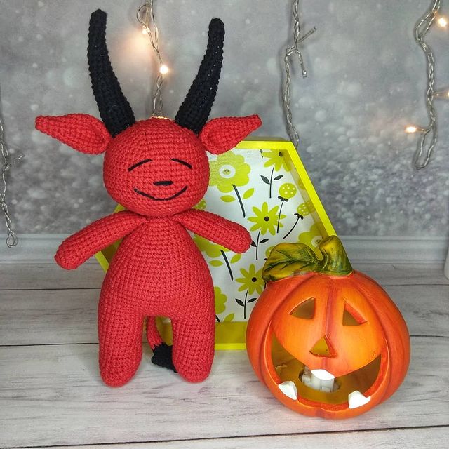 handmade_by_bespalovanadezhda в LOOKY. #СанктПетербург,#Питер,#Ленинградскаяобласть,#Мга,#45км,#дача45км,#чертёнок,#тыква,#хэллоуин,#halloween,#вяжутнетолькобабушки,#вязаниекрючком,#вязание,#вязанаяигрушка,#рукоделие,#ручнаяработа,#амигуруми,#amigurumi,#handmade,#crochet,#crochettoys,#yarnart,#yarnartjeans,#октябрь,#2020. Чертёнок 😈 @maxi_ni...