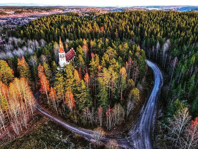 mnesverhuvidnovse в LOOKY. #karelia,#lumivaara,#aerialview,#church,#katholik,#religion,#kirche,#christianity,#drone,#dronephotography,#dronephoto,#droneporn,#droneshots,#dronepointofview,#droneaddicts,#карелия,#лумиваара,#видсвысоты,#свысотыптичьегополета,#дрон,#кирха,#католическаяцерковь,#католицизм. Финская кирха
Finnis...