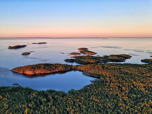 mnesverhuvidnovse в LOOKY. #свысотыптичьегополета,#дрон,#коптер,#ладога,#карелия,#dronenature,#dronepointofview,#droneaddicts,#dronephotography,#droneshots,#drone,#ladoga,#karelia. Острова до горизонта...