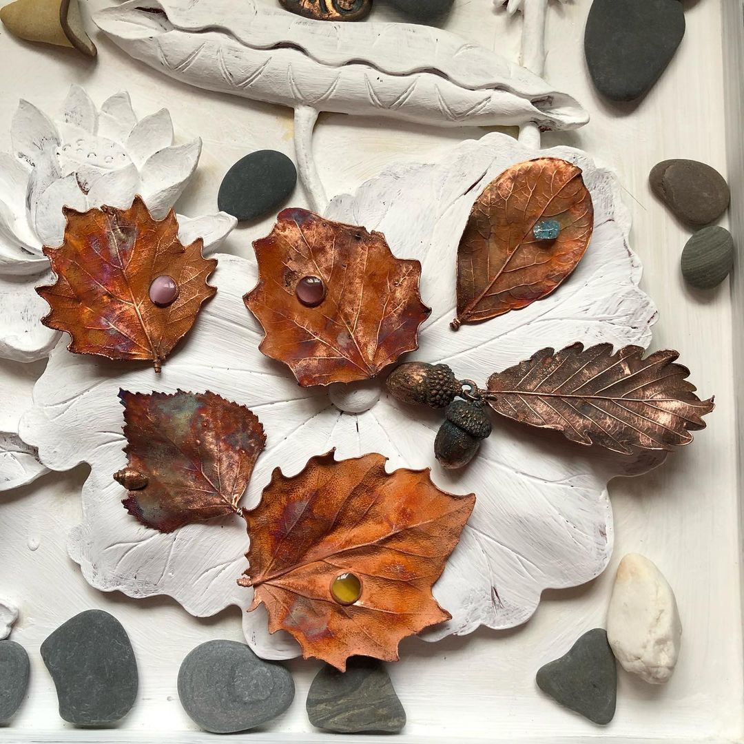 Осенний листопад🍁🍂🍁
Новые броши, листья берёзы, осины, дуба, лавра одеты в медь ( гальваника). Патина огненная. Декорированы кабошонами (кошачий глаз), желудями, раковина улитки, цветное стекло.
⠀
#медь #украшенияручнойработы #брошьизмеди #гальваника #счастьеесть #изобилие #брошь #осень #листопад #листопадизжёлтыхлистьев #осеннийлистопад