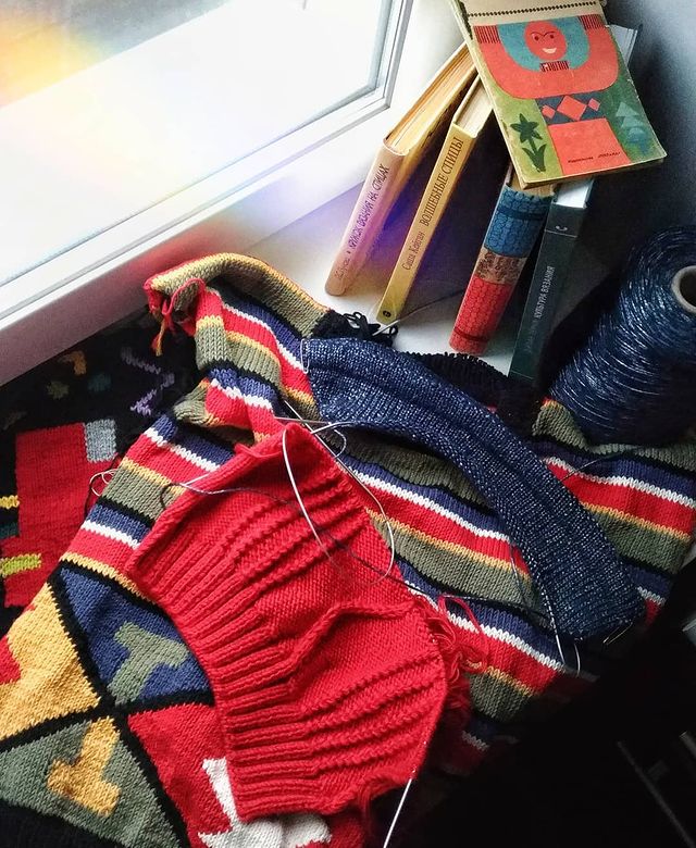knit_and_art в LOOKY. #винтажноевязание,#винтажныйстиль,#vintageknitting,#vintagestyle,#90s,#интарсия,#интарсияспицами,#intarsiaknit,#knitspiration,#вяжусама,#вяжусамасебе,#клубокизвращенцев,#вязаниеспицами,#ностальгия,#ретростиль. Один вязальные блоге...