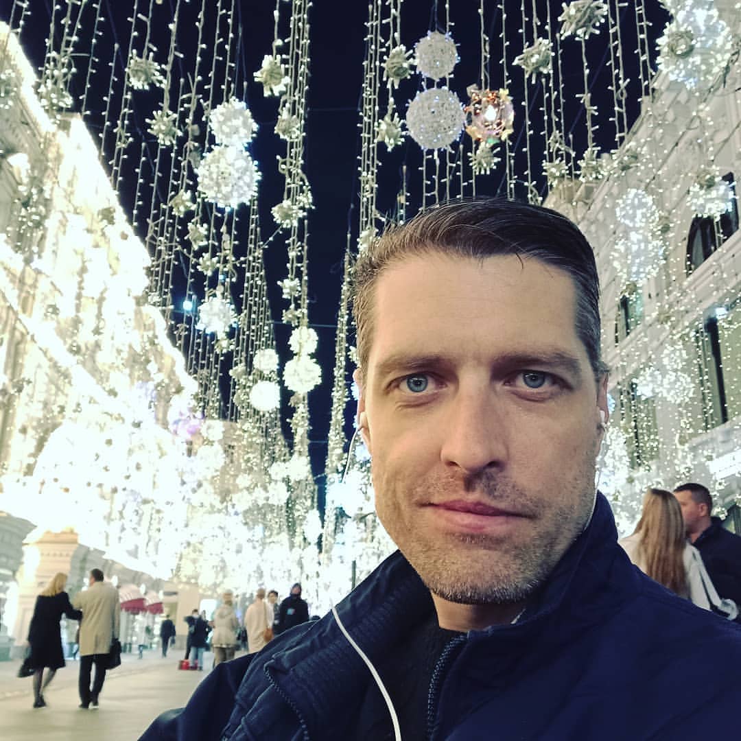 gr3koff in LOOKY. #москва #гирлянды #никольская #никольскаяулица. #москва #гирлянды #н...