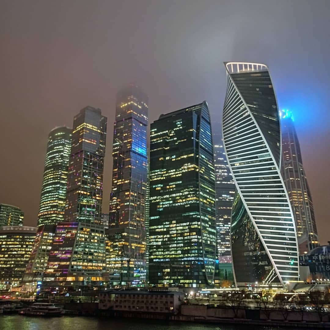 gr3koff in LOOKY. #москва,#деловойцентр,#москвасити,#небоскреб,#ночноефото. #москва #деловойцент...