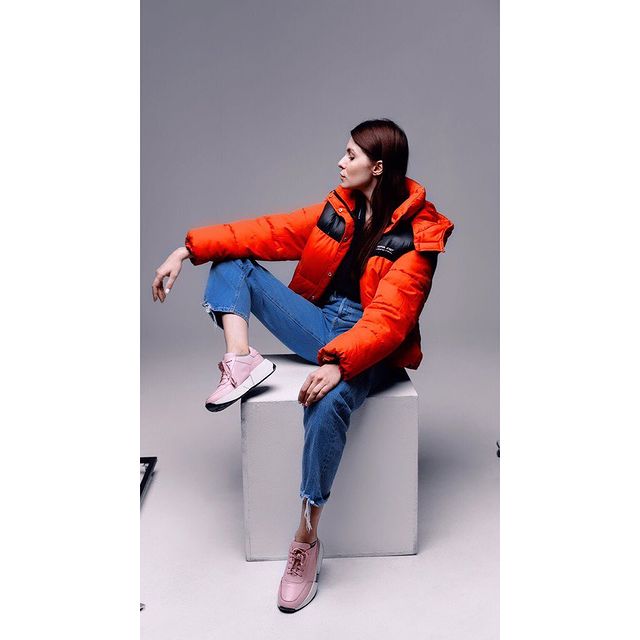 romashkin.anton в LOOKY. #2rav,#sonya7ii,#SonyAlphaPro,#tamronRussia,#colorframe,#portraitphotography,#emotion,#pink,#studio,#girl. Пуховик или пальто ?...